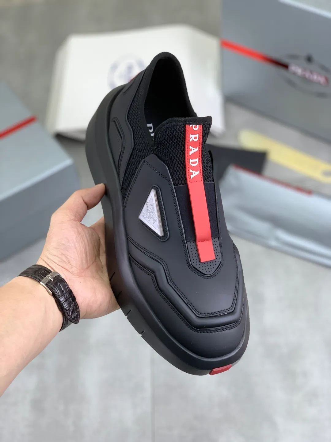 Men's men's shoes 💰P620💰[New model] The top version is now available on the official website, 🆘 The trendy brand (Prada) mainly promotes the popular style, avant-garde and versatile fashionable men's shoes, private version mold opening, cowhide surface splicing 1:1 replica.. Simple fashion, original imported cowhide and lining cowhide feet; the atmosphere and personality are more fashionable, eye-catching and pursuing class. It will subvert the old idea and be a must-have for fashion trendsetters with you! Must keep for yourself ! Tall and comfortable, large and low, high-end quality workmanship. The new high-end foam outsole from the official website. Size: 38-45. 3️⃣colors available.